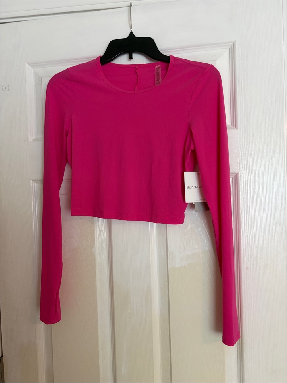 Beyond Yoga Vibrant Pink Long-Sleeve cut out back Crop Top Women’s size small